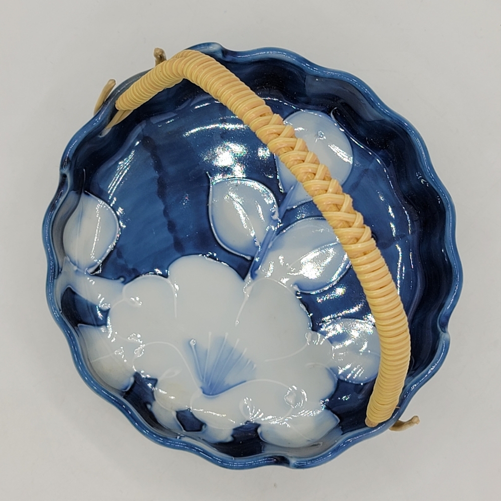 Ceramic Lotus Flower Scalloped Basket Bowl Blue & White Glaze Wicker Handle Vtg